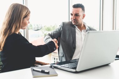 İş adamı tokalaşması ofiste iş kadını.