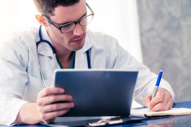 Hastane ofisinde çalışan doktor.