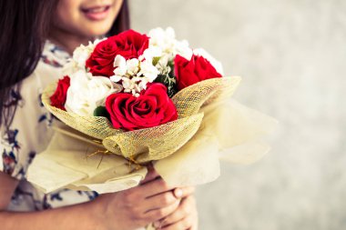 Sevgililer gününde gül hediye tutan mutlu kadın.