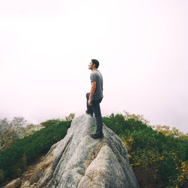 Yürüyüşçü Japonya'da dağda trekking etkinliği yapmak.