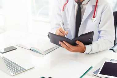 Bir kitaba not yazarken doktor okuma.
