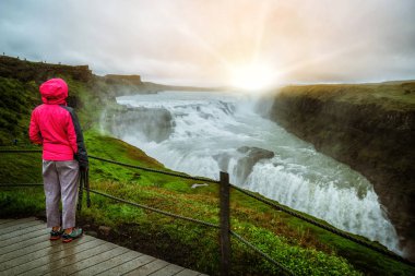 Gezgin İzlanda Gullfoss şelale seyahat.