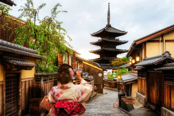 Reisende im Highashiyama District, Kyoto, Japan — Stockfoto