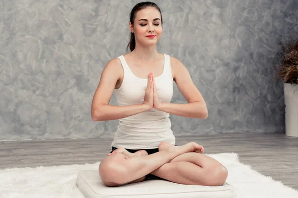 Ung kvinna yoga på mattan hemma vardagsrum. — Stockfoto