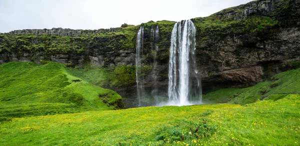 Mágikus Seljalandsfoss vízesés Izlandon. — Stock Fotó