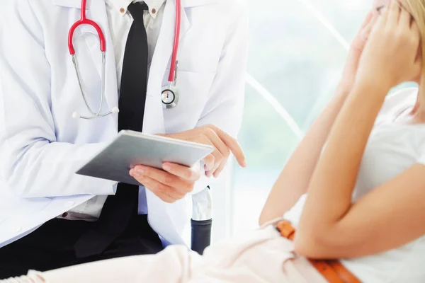 Médecin et patiente dans le bureau de l'hôpital — Photo