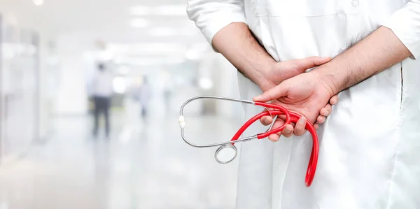 Jonge mannelijke arts werkzaam in het ziekenhuis. — Stockfoto