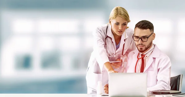 Artsen werken met laptop computer in het ziekenhuis. — Stockfoto