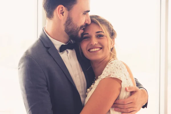 Novia novio en vestido de novia en la ceremonia de la boda . — Foto de Stock