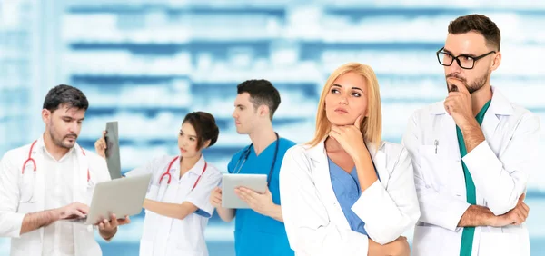 Arzt arbeitet im Krankenhaus mit anderen Ärzten zusammen. — Stockfoto