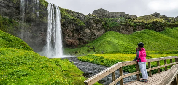 Mágikus Seljalandsfoss vízesés Izlandon. — Stock Fotó