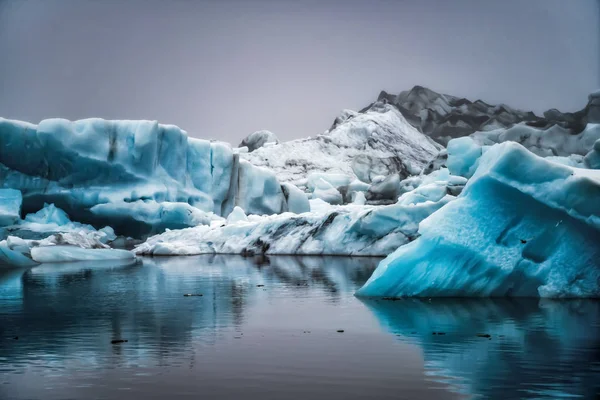 冰岛Jokulsarlon冰川泻湖中的冰山. — 图库照片