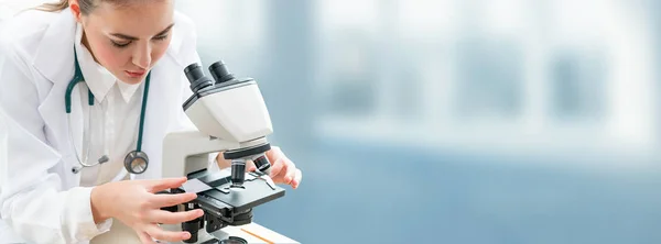 Ученый-исследователь использует микроскоп в лаборатории — стоковое фото