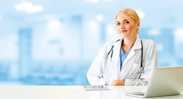 Doctor usando computadora portátil en el hospital. — Foto de Stock