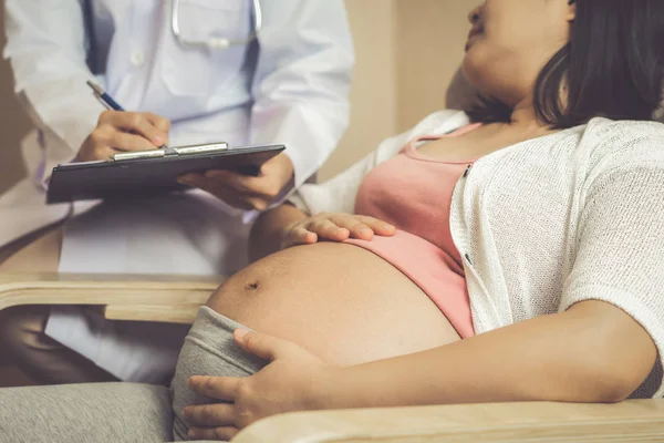 Těhotná žena a gynekolog lékař v nemocnici — Stock fotografie