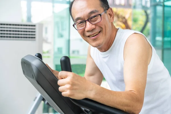 Esercizio dell'uomo anziano sul tapis roulant nel centro fitness — Foto Stock