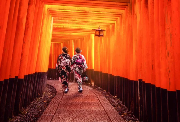 伏見稲荷神社の旅行者 — ストック写真