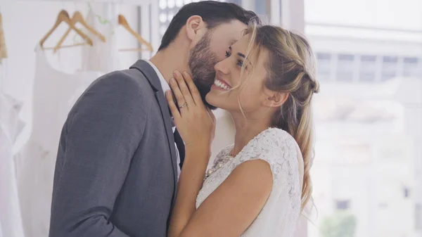 Novia y novio en la ceremonia de preparación de vestido de novia . — Foto de Stock