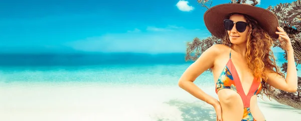 Felice giovane donna in spiaggia in vacanza estiva . — Foto Stock