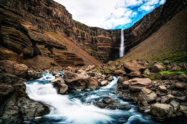 Cachoeira de Hengifoss bonita no leste da Islândia . — Fotografia de Stock