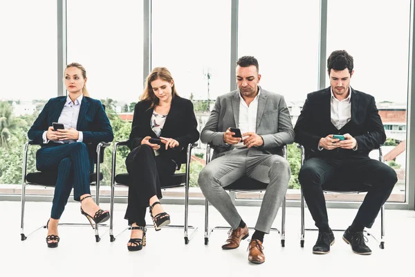 Geschäftsfrauen und Geschäftsleute, die Mobiltelefone benutzen. — Stockfoto