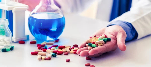 Pastillas de medicamentos y tabletas en el laboratorio de investigación . — Foto de Stock