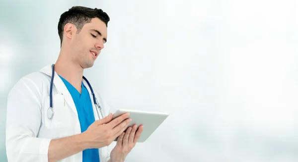 Médico usando tablet no hospital. — Fotografia de Stock
