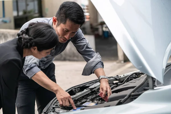 Man hjälp kvinna fixa bilen problemet. — Stockfoto
