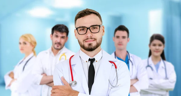 Médico que trabalha no hospital com outros médicos . — Fotografia de Stock