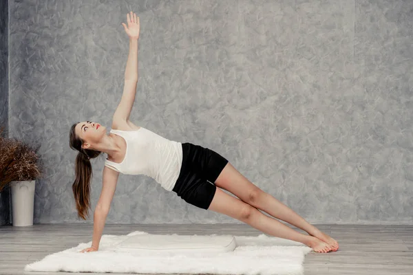Mujer joven yoga en alfombra en casa sala de estar . —  Fotos de Stock