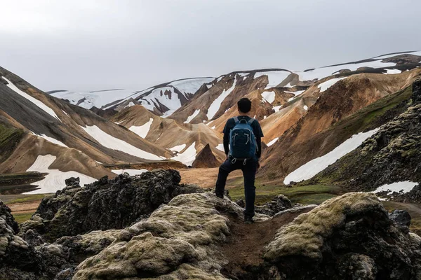 Caminhada de viajantes em Landmannalaugar Islândia Highland — Fotografia de Stock