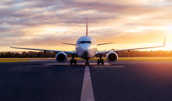 Airplane a repülőtéri kifutópálya a Sunset a Tasmania — Stock Fotó