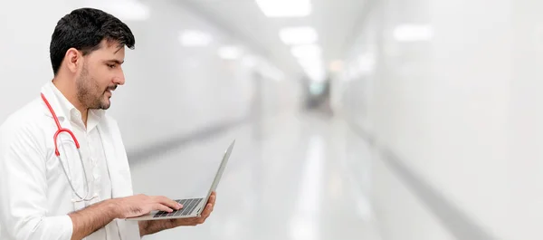 Médecin utilisant un ordinateur portable à l'hôpital. — Photo