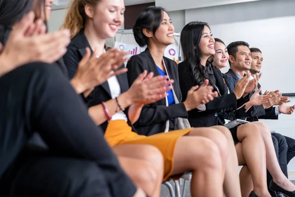 Professionele Jonge Aziatische Kaukasische Publiek Applaudisseren Groepsvergadering Presentatie Van Het — Stockfoto