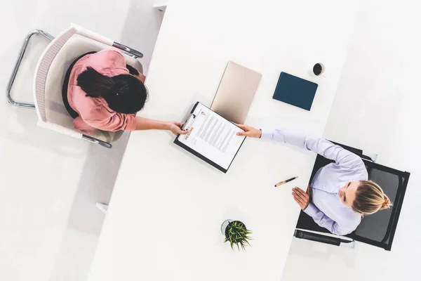 Due giovani donne d'affari si incontrano per un colloquio. — Foto Stock