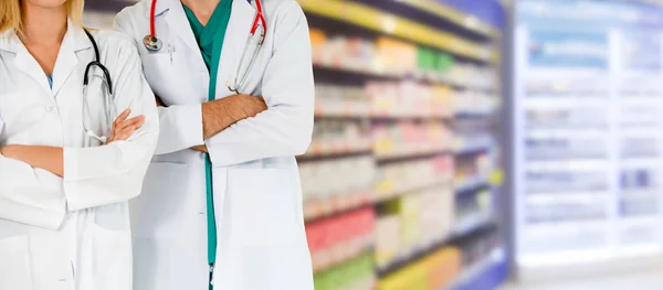 Farmacéutico trabajando con colega en farmacia . —  Fotos de Stock