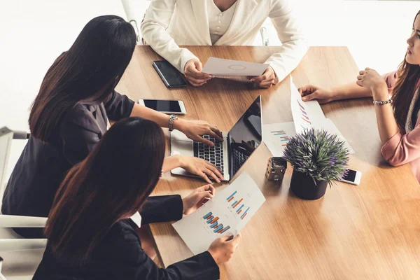 Businesswomen in Meeting, Laptop Computer on Table — Stock Photo, Image