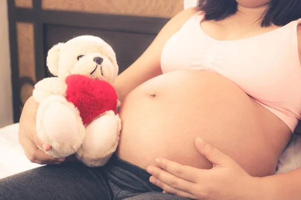 Gelukkig zwangere vrouw en verwacht baby thuis. — Stockfoto