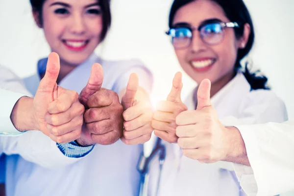 Groupe des professionnels de la santé travaillant à l'hôpital . — Photo