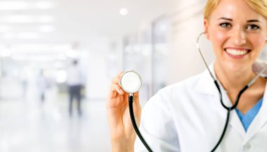 Hastane ofisinde çalışan kadın doktor..