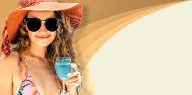 Renkli arka planda poz veren mayolu kadın.