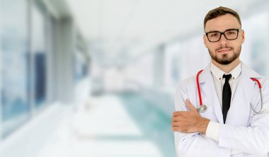 Hastanede çalışan genç erkek doktor..