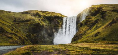 Skogafoss Şelalesi Yazın İzlanda 'da.