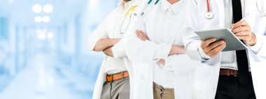 Doktor diğer doktorlar ile hastanede çalışıyor.
