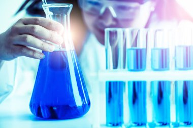 Biyokimya laboratuvarında çalışan bilim adamı.