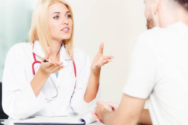 Kadın Doktor ve Erkek Hasta Hastane Ofisinde