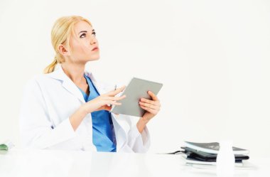 Hastanede tıbbi rapor üzerinde çalışan doktor.