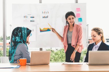 Takım çalışması toplantısında çok kültürlü çalışma grubu.