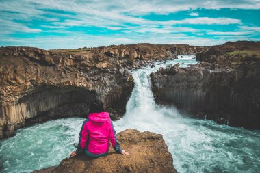İzlanda'da Aldeyjarfoss Şelalesi'nde yürüyüş.