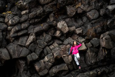 Hellnar, İzlanda kayalık sırtta kadın gezgin.